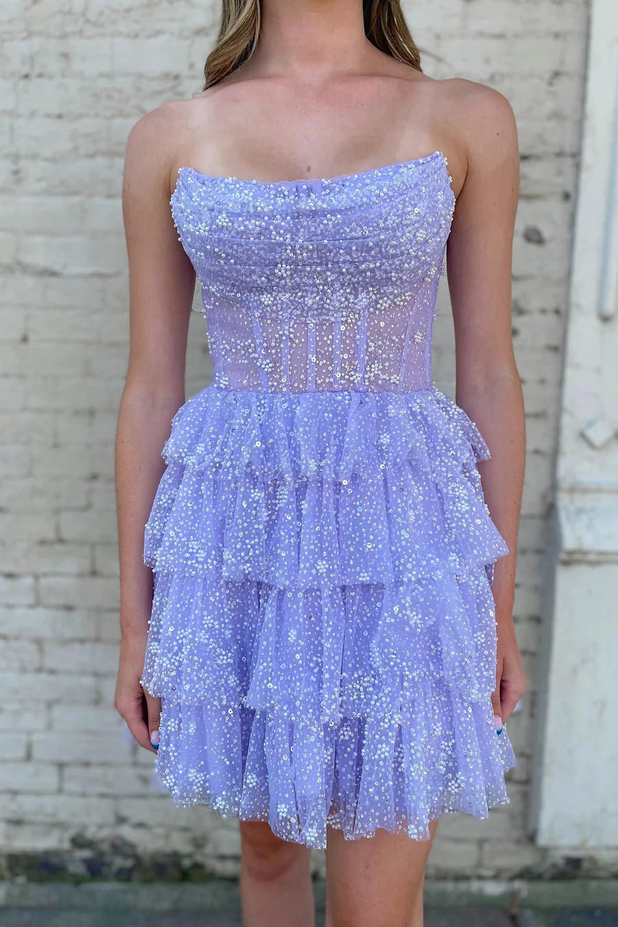 Vestido de fiesta corto de tul con cuentas, sin tirantes y en capas